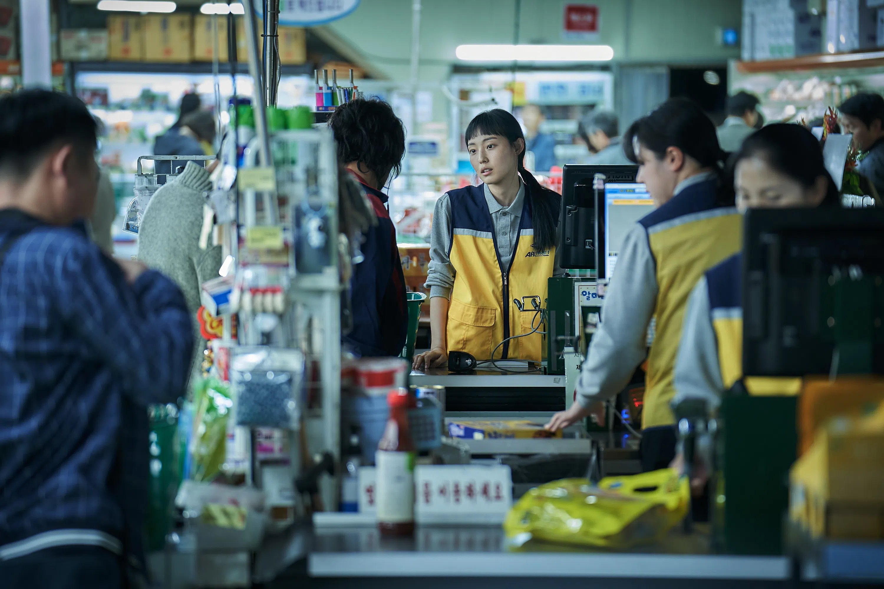 郑秀仁（全少妮饰）本是平凡的超市员工，被寄生兽侵入后成为变种人。     （Netflix提供）