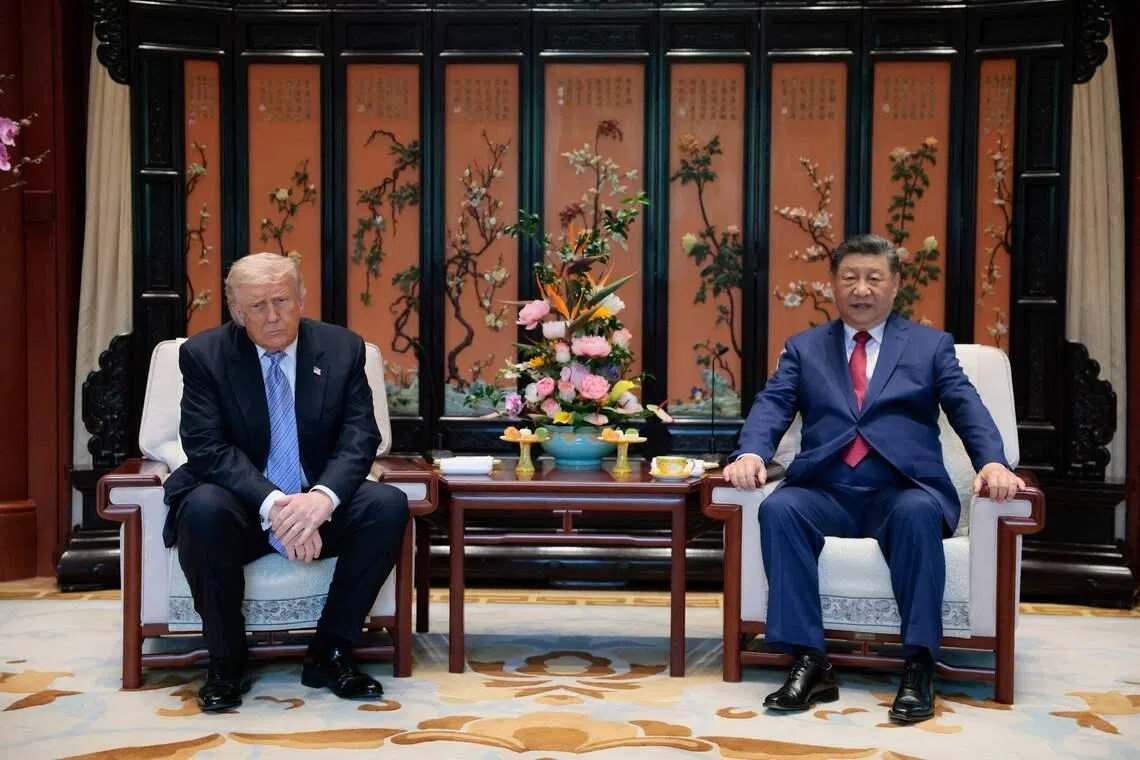 美国总统特朗普（左）星期五（5月15日）在中南海与中国国家主席习近平举行小范围会晤。（法新社）