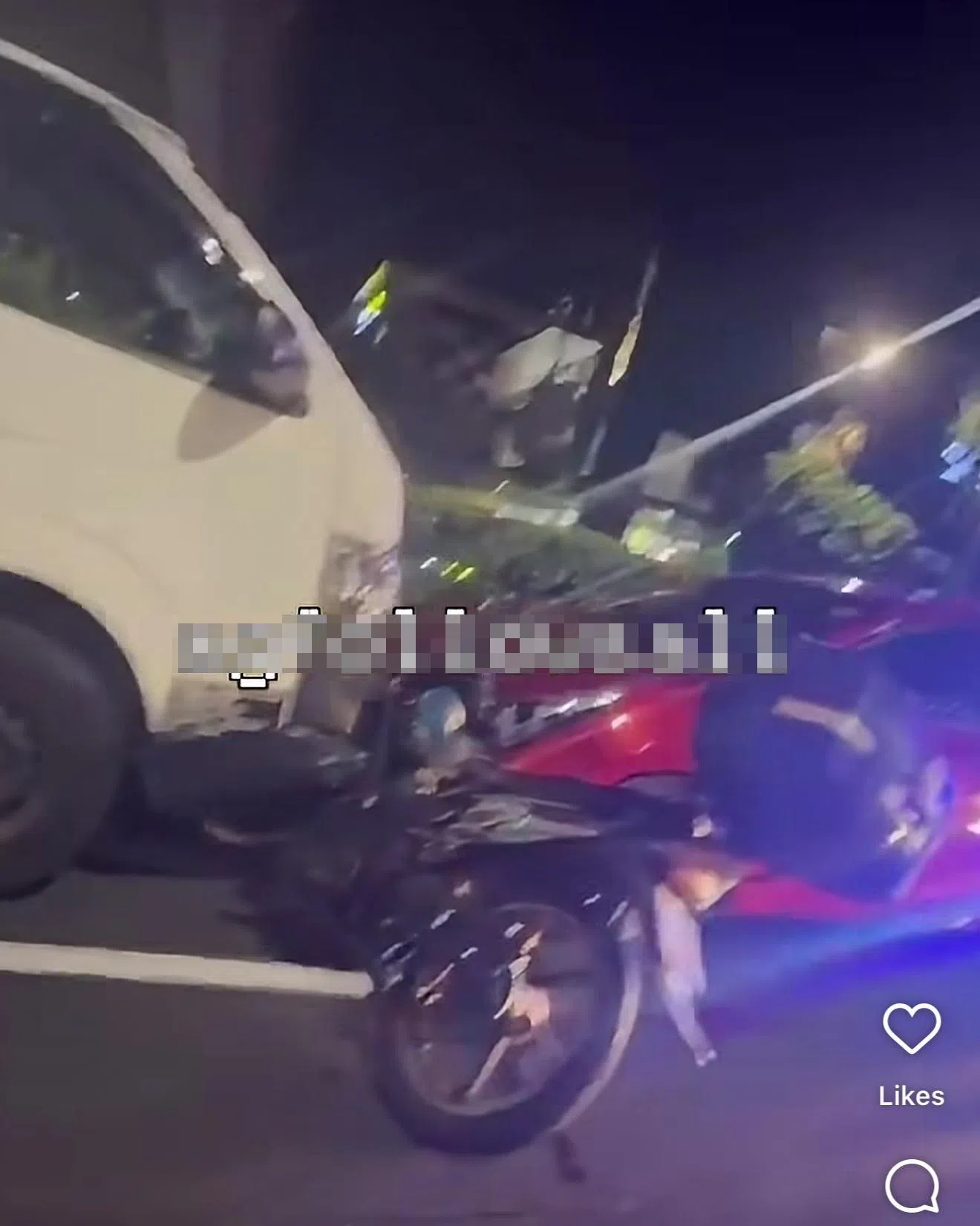 涉及车祸的电单车被“夹”在货车和一辆汽车之间，但相信骑士没有大碍。（Instagram截图）