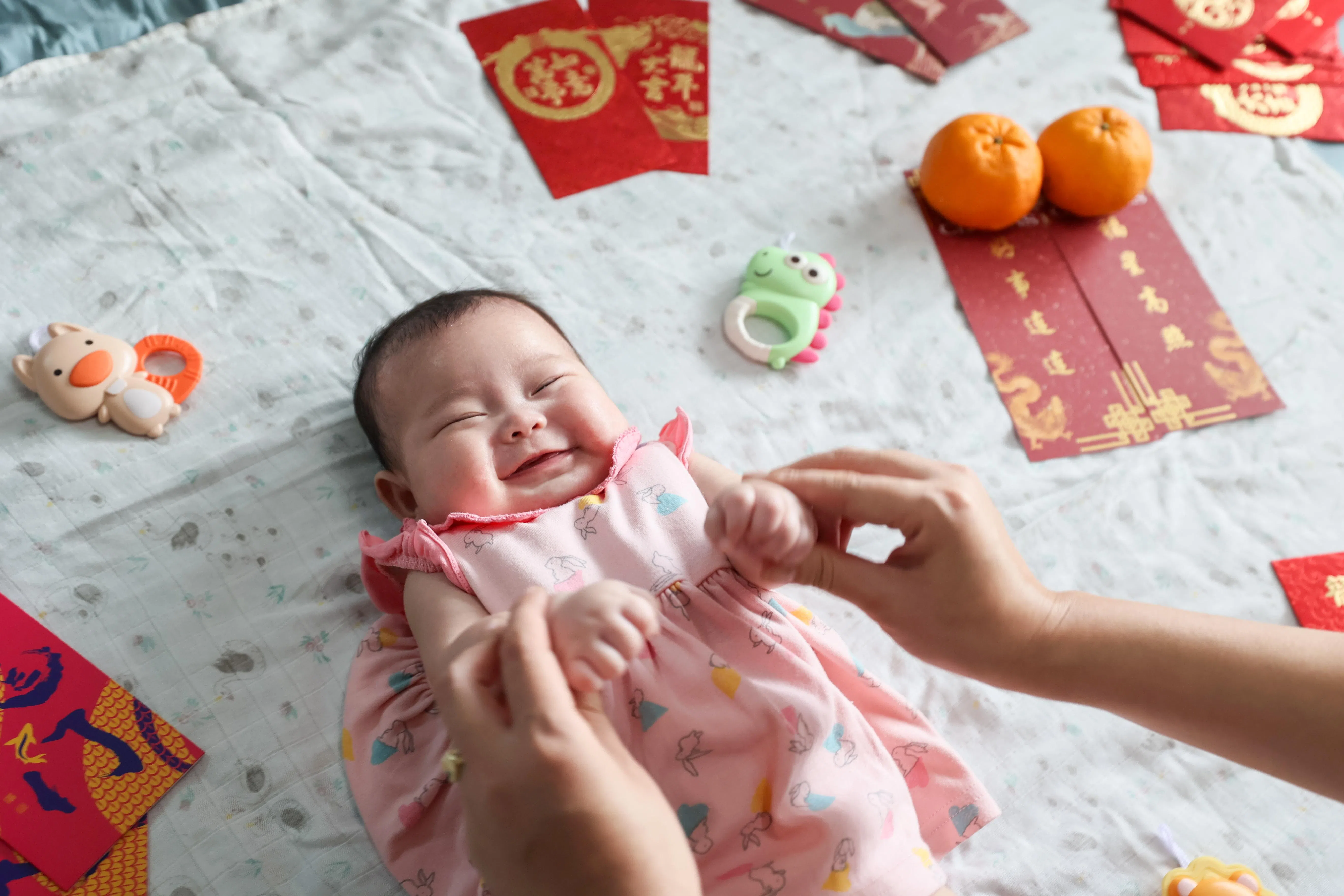 陆美珍的女儿李昕怡今年第一次拿红包。（卓祾祎摄）