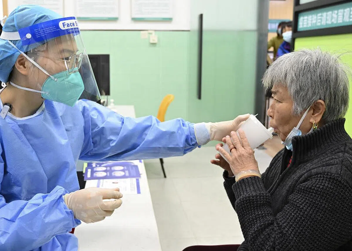 虽然中国约九成人口已完成疫苗接种，但仍有约三分之一80岁以上的老年人未完成疫苗接种。图为一名广州市老年人星期四在南岗街社区卫生服务中心预防接种门诊进行吸入用冠病疫苗接种。（中新社）
