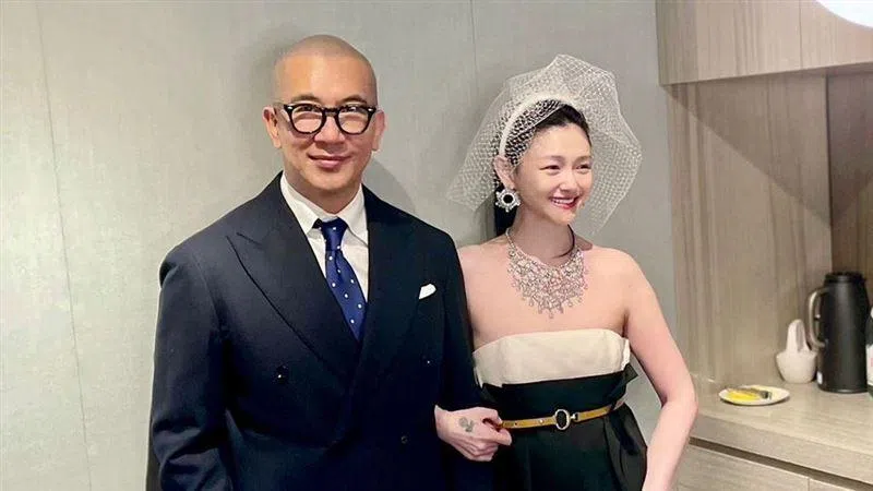 具俊晔（左）和大S新婚时合照。（互联网）
