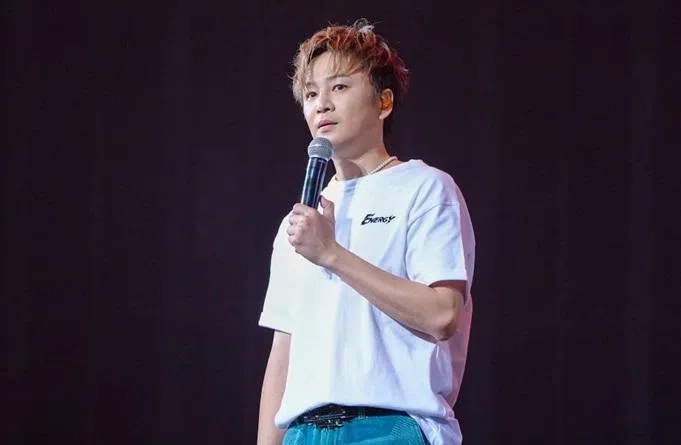 书伟为自己犯的错鞠躬道歉。（互联网）