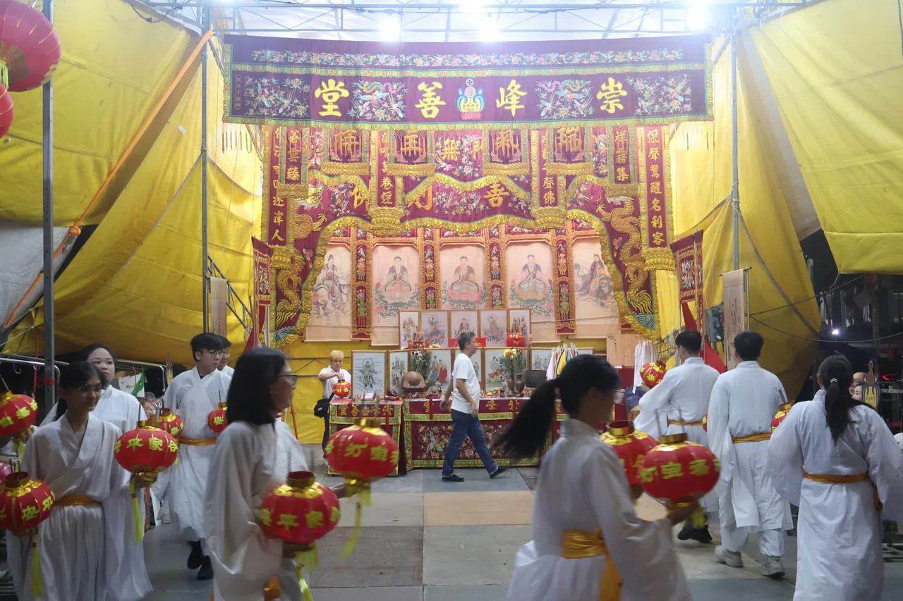 崇峰善堂举办的纽顿盂兰胜会上，几名年轻人在跑灯走旗。（张子奕摄）