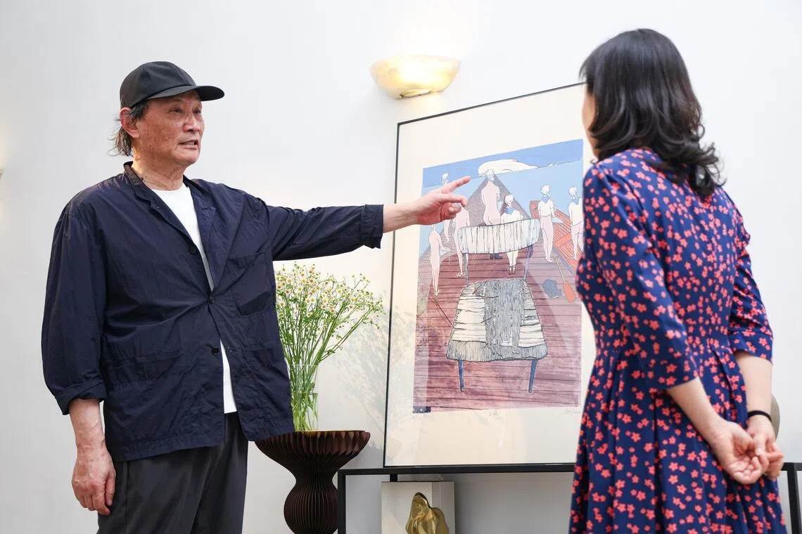 金宇澄画作中人物各个抱一把椅子，远方漂着一头白鲸。他说不想过多解释介绍，看画者自己的理解更加重要（关俊威 摄）