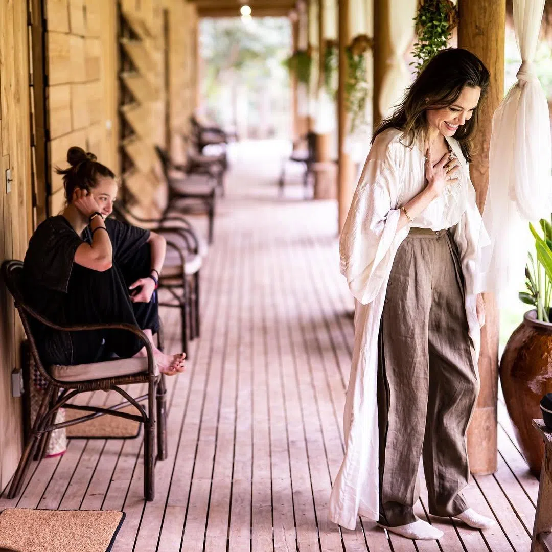 Jolie（右）和女儿希洛不时走访柬埔寨。（取自取自Angelina Jolie IG）
