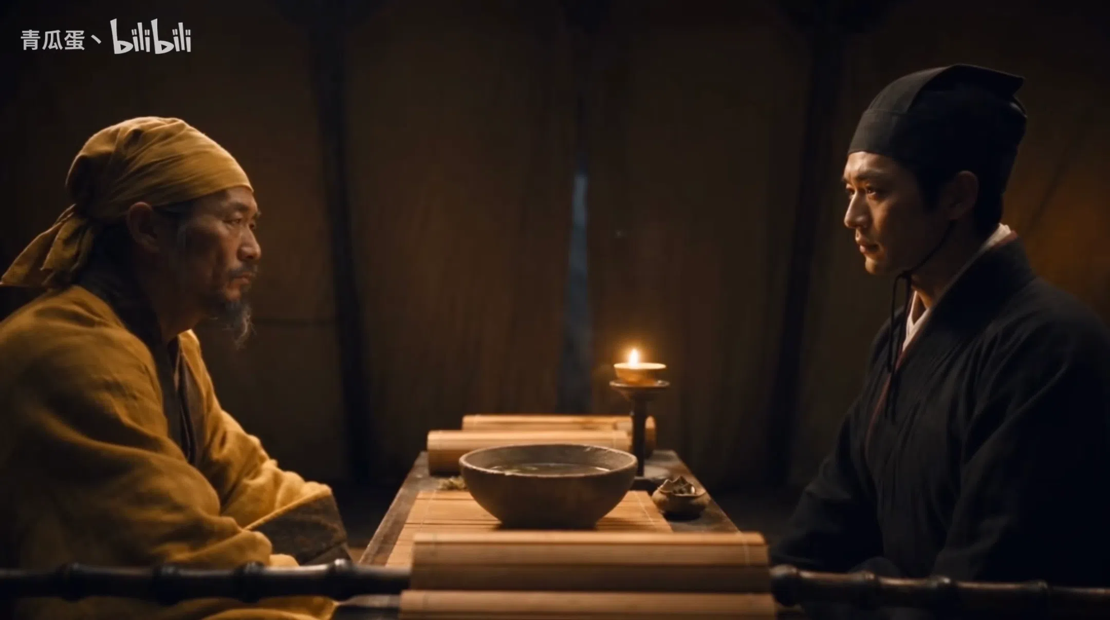 故事后半段，裴令史（右）为调查“怪草”事件，找上黄巾起义领导者张角。（影片截图）