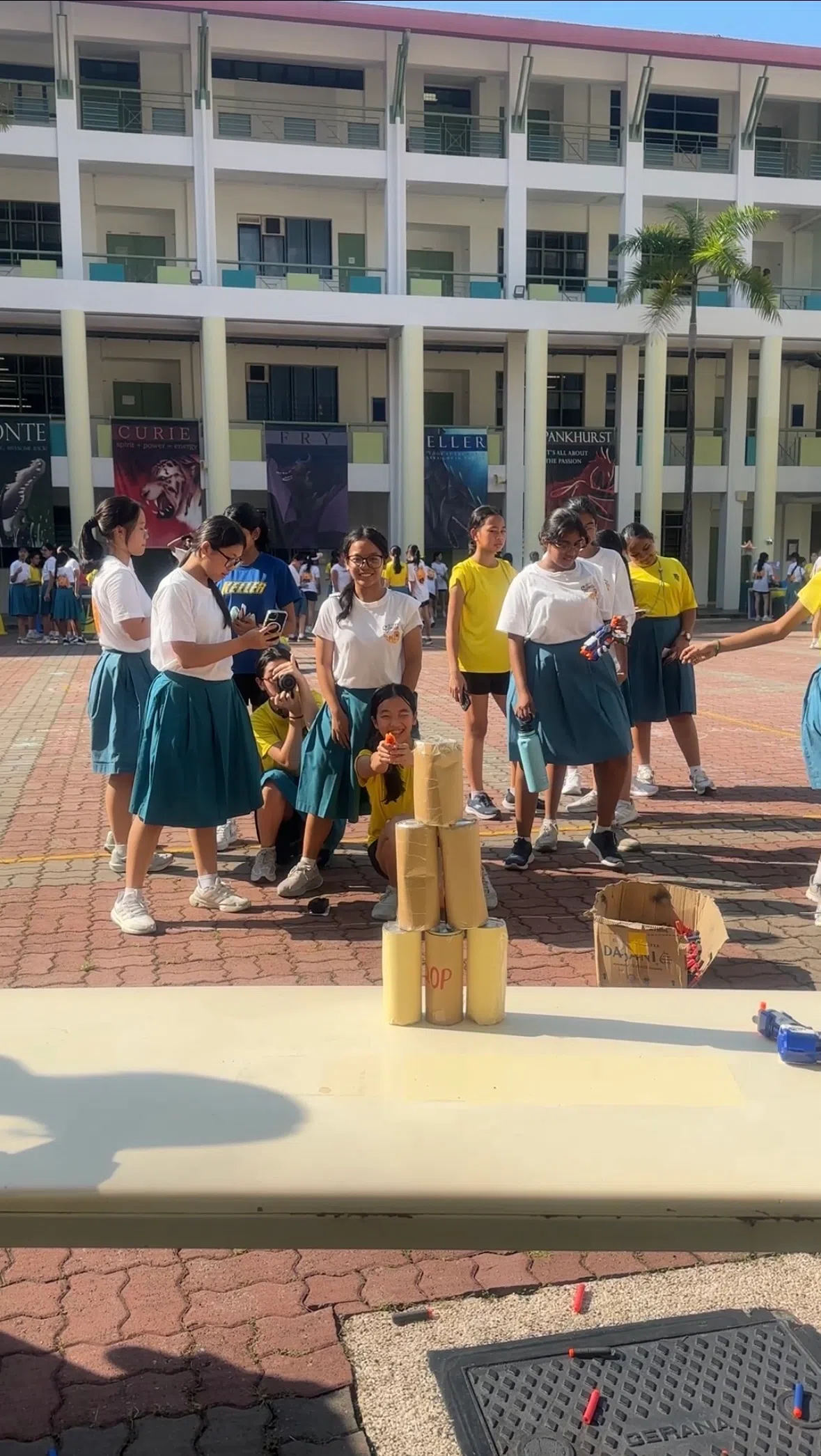 学生在陆地嘉年华参与打倒罐子游戏。（克信女中提供）