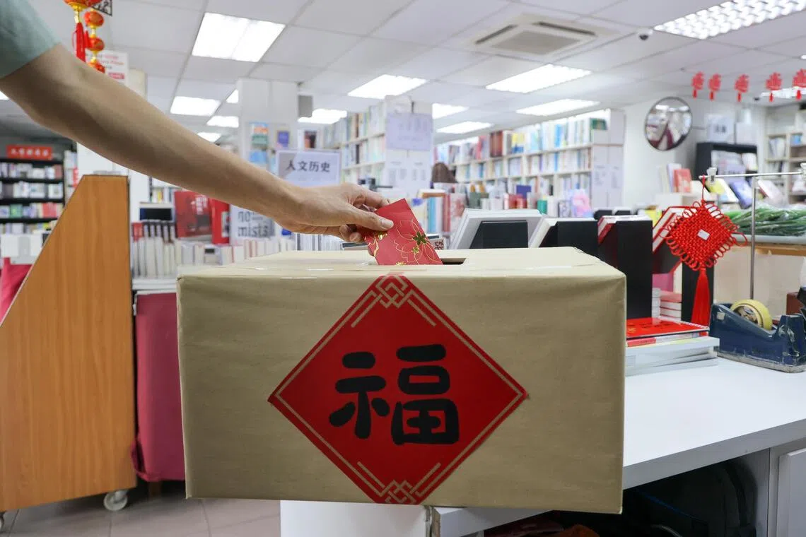 萧宇淮推陈出新，沿用友谊书斋的福盒活动，加入盲盒抽奖等元素。（张俊杰摄）
