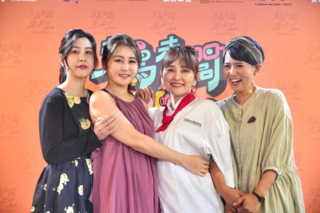 昔日女子团体Sunday Girls成员五岛千佳（左一）、佐藤麻衣（左二）和高垣朋子（右一）现身为爱纱（右二）打气。（互联网）