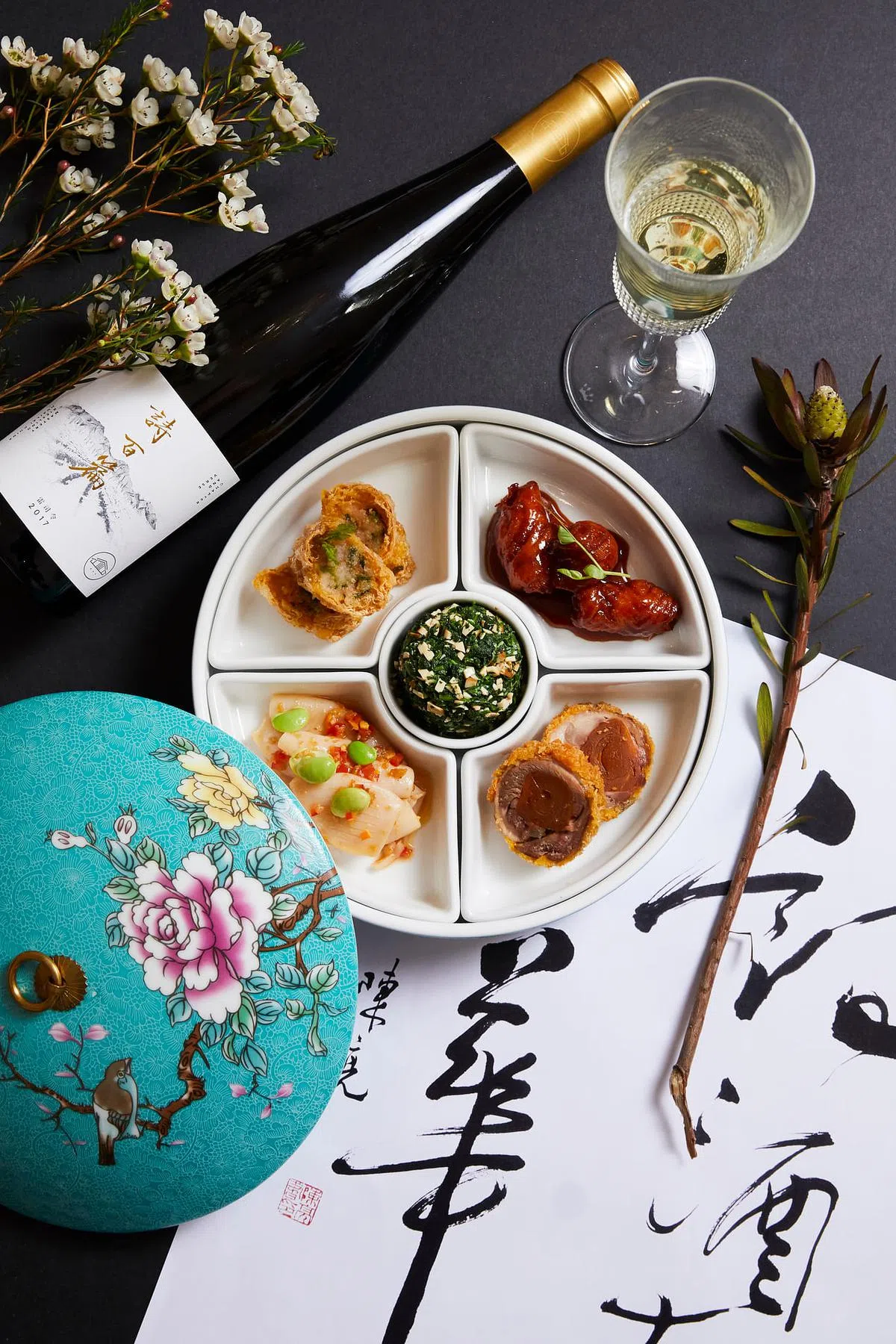 前菜“人生百味五小碟”集合酸甜苦辣咸滋味，象征苏东坡崎岖的仕途和人生起落。