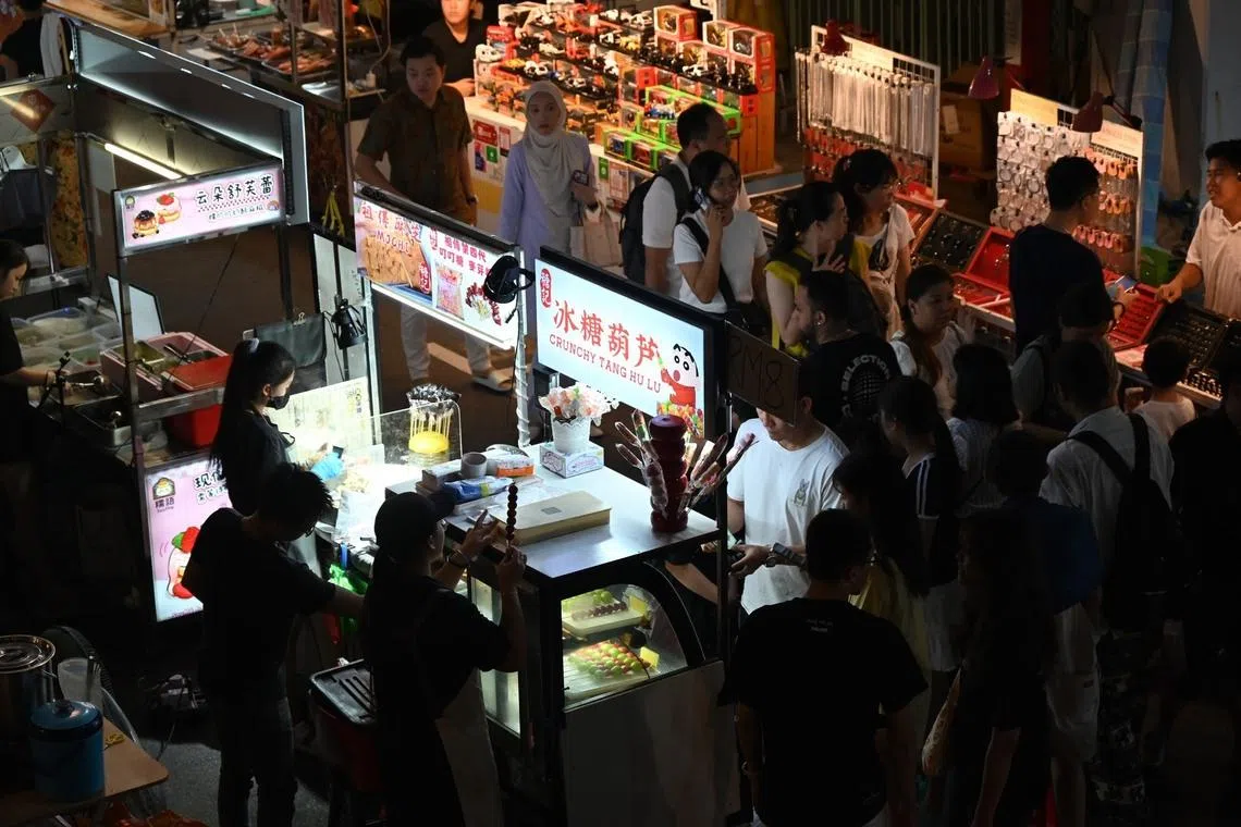 鸡场街夜市人潮涌动，小吃香气弥漫空气。（陈永安摄）