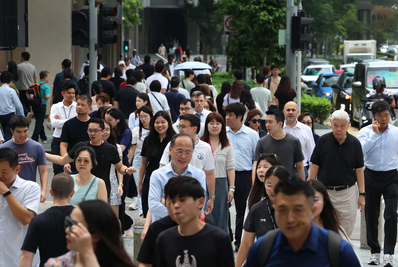 在职场上，能力与经验可能比学历更受重视。（何家俊摄）