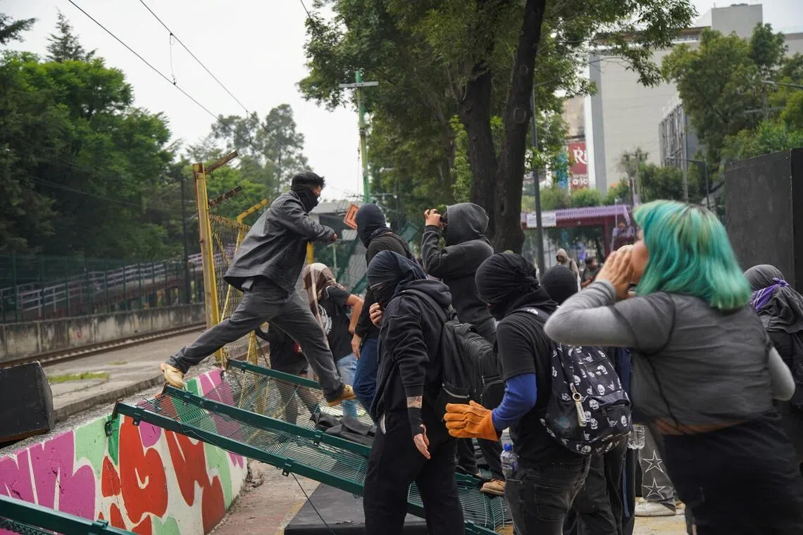 部分抗议者冲破了安全护栏，并与把守体育场外围的警员爆发了肢体冲突。（路透社）