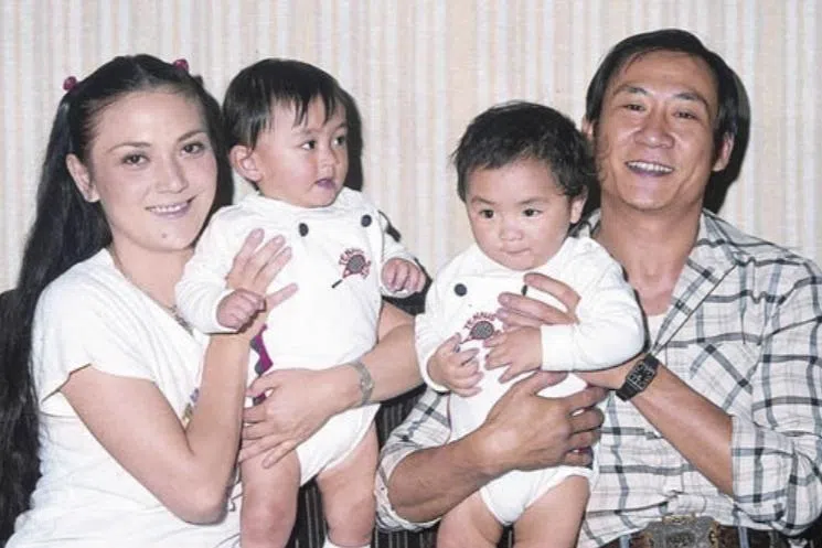 施明（左一）和李家鼎（右一）婚后有一对双胞胎儿子。（互联网）