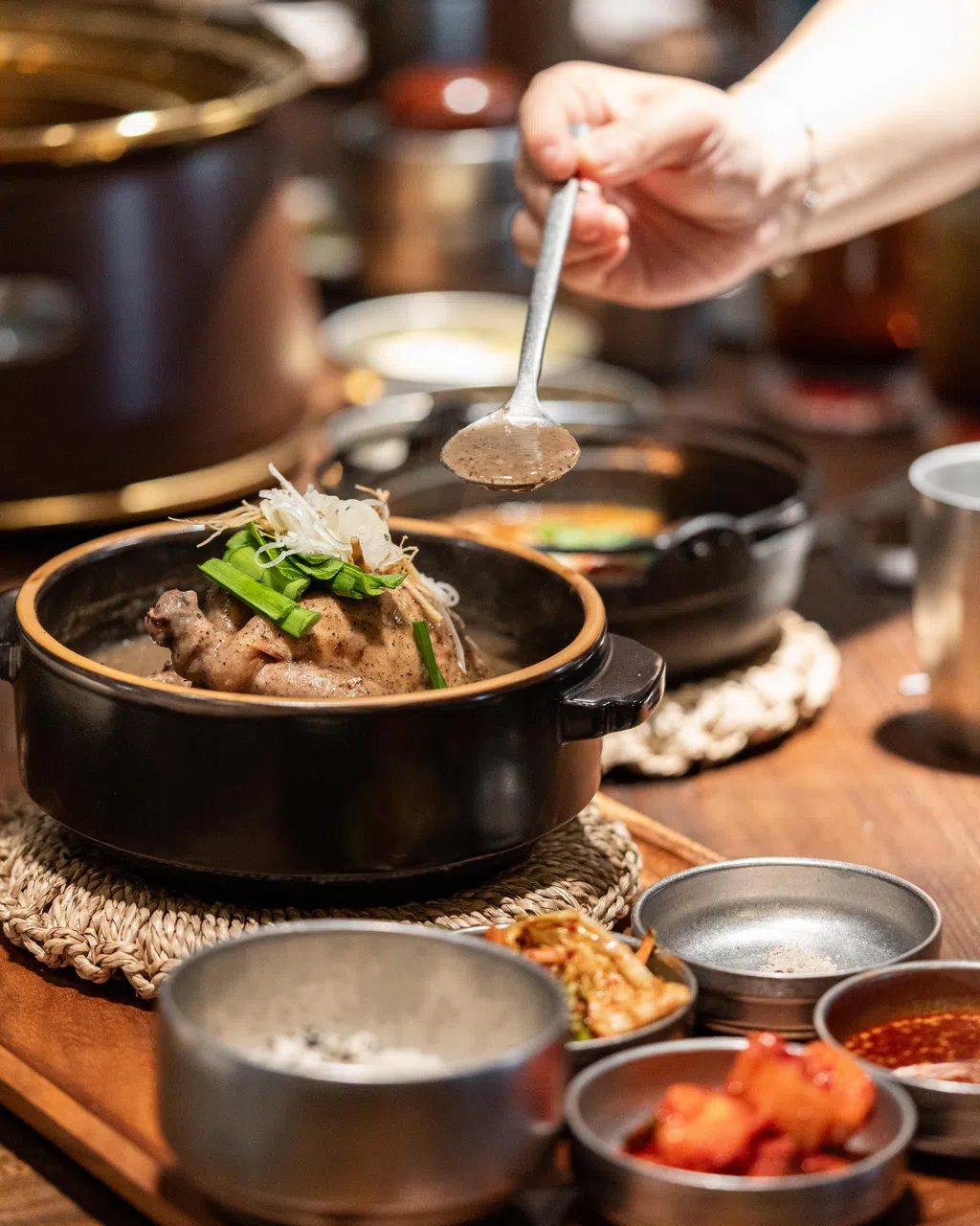 SGO Cheongguk Doenjang Stew大酱汤口感较为浓稠，里头有蔬菜和豆腐，可搭配米饭享用。（餐馆提供）