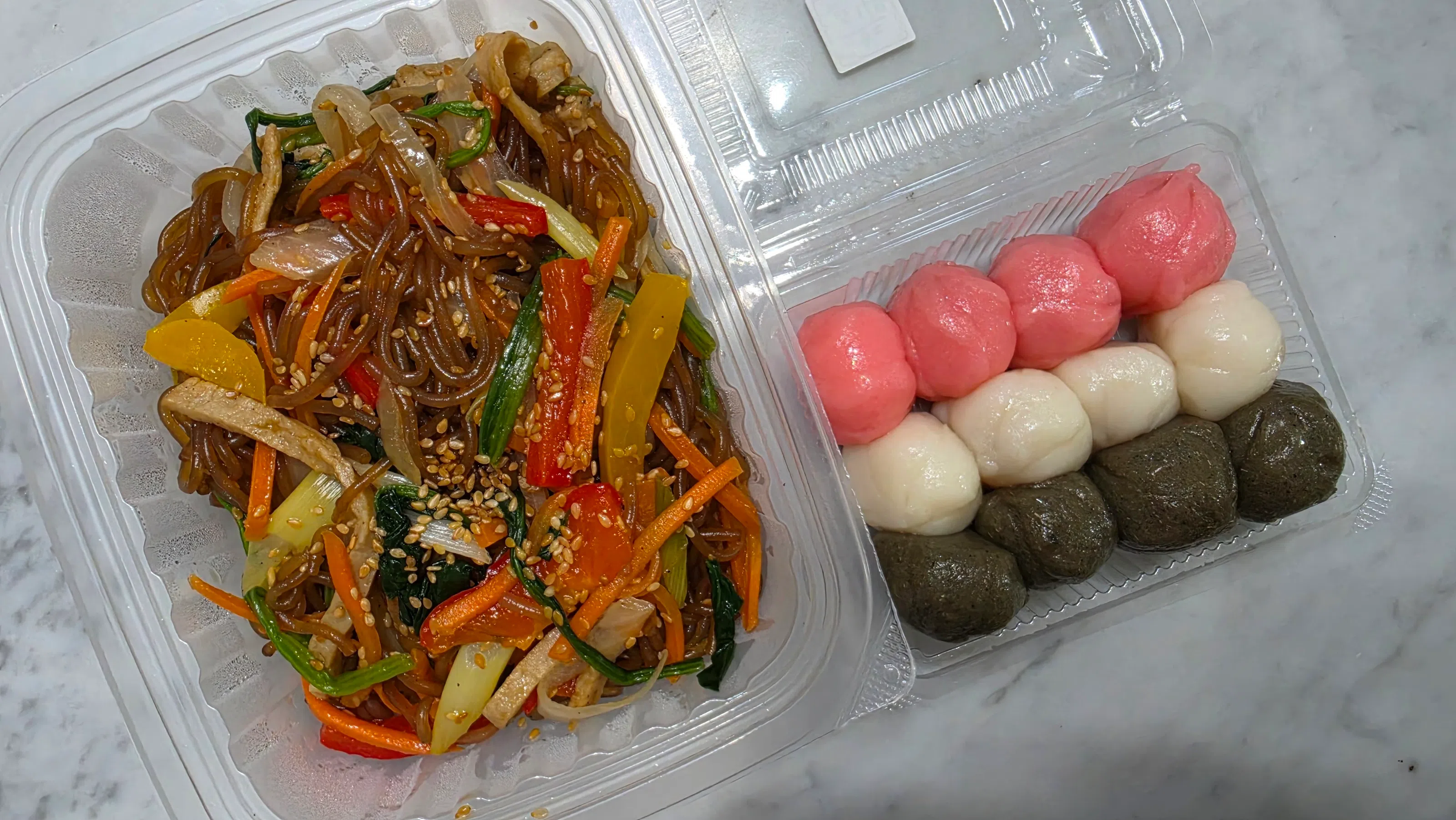 Hodunamu售卖小菜韩式炒冬粉（左）和传统年糕小点。（黄亿敏摄）