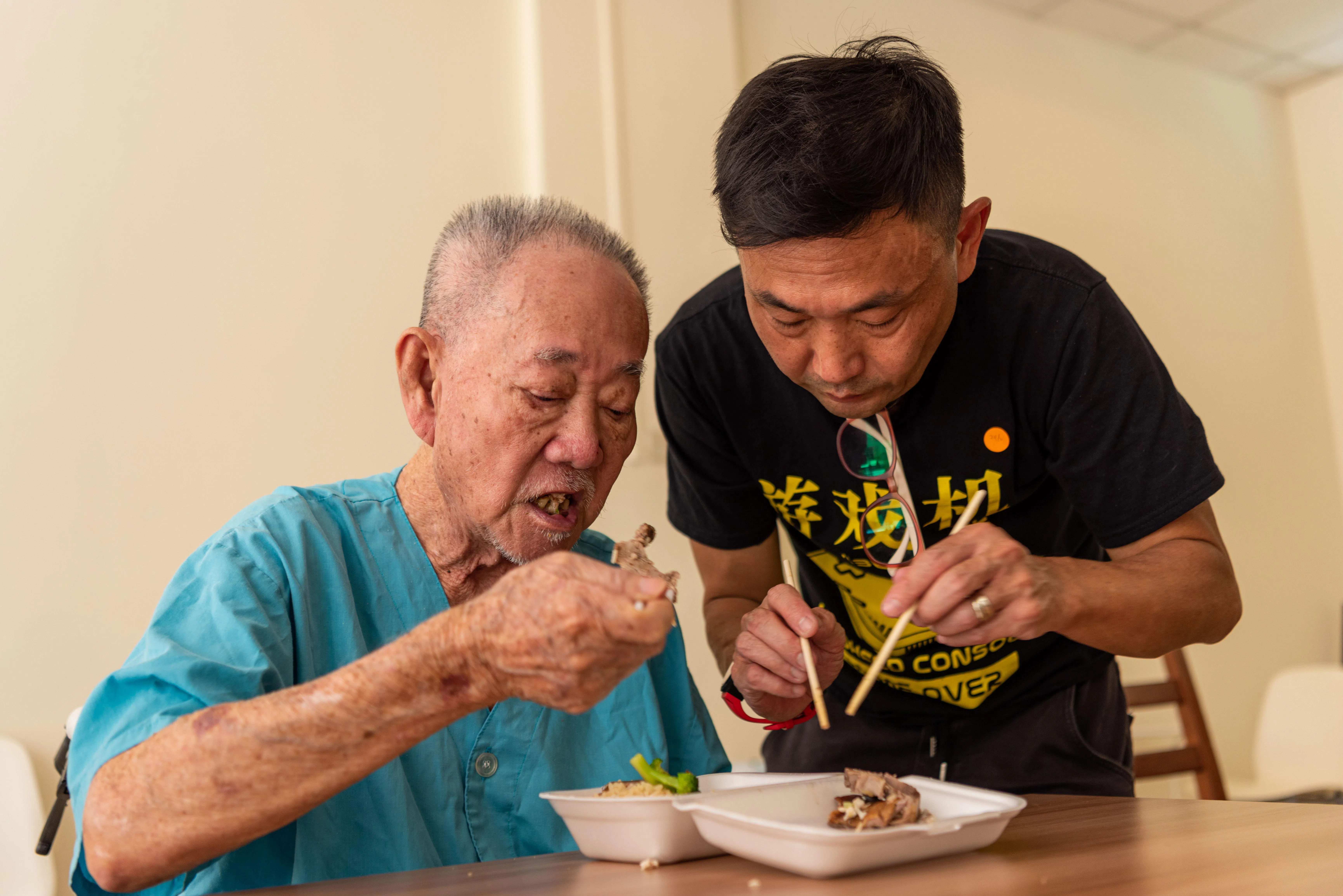 陈喜明尽量抽空为住在疗养院的父亲送上午餐。（陈喜明提供）