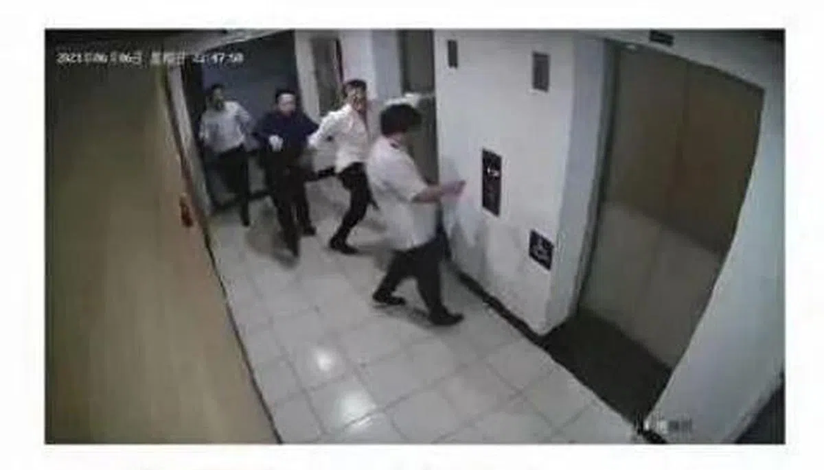 张陶殴打两名院士的监控视频截图显示，张陶飞脚从背后偷袭将王晋年踢倒在地。（《中国新闻周刊》）