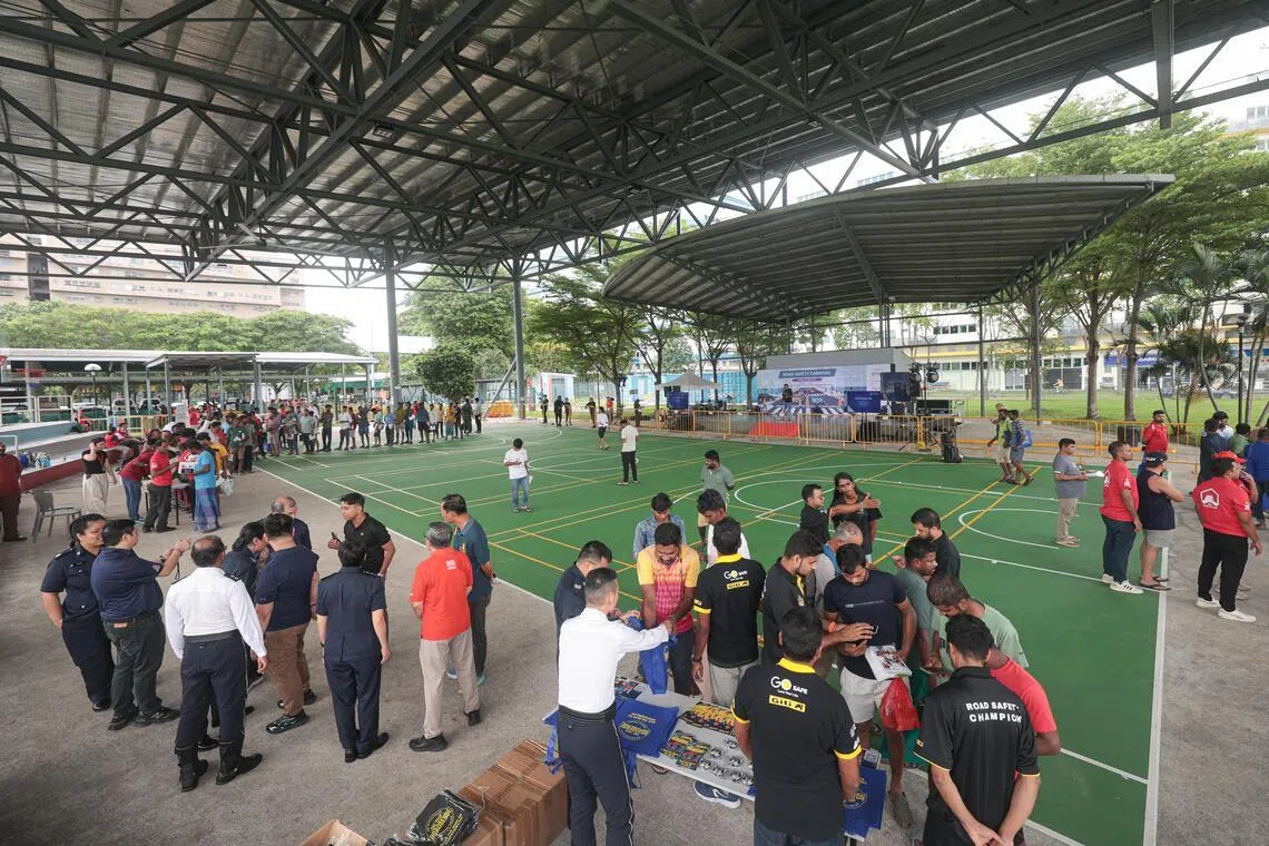 全国职工总会下属外籍劳工中心6月14日在顺利客工休闲中心举办首届公路安全嘉年华，通过模拟驾驶、互动游戏和讲座等活动，提升客工的公路安全意识。（李冠卫摄）