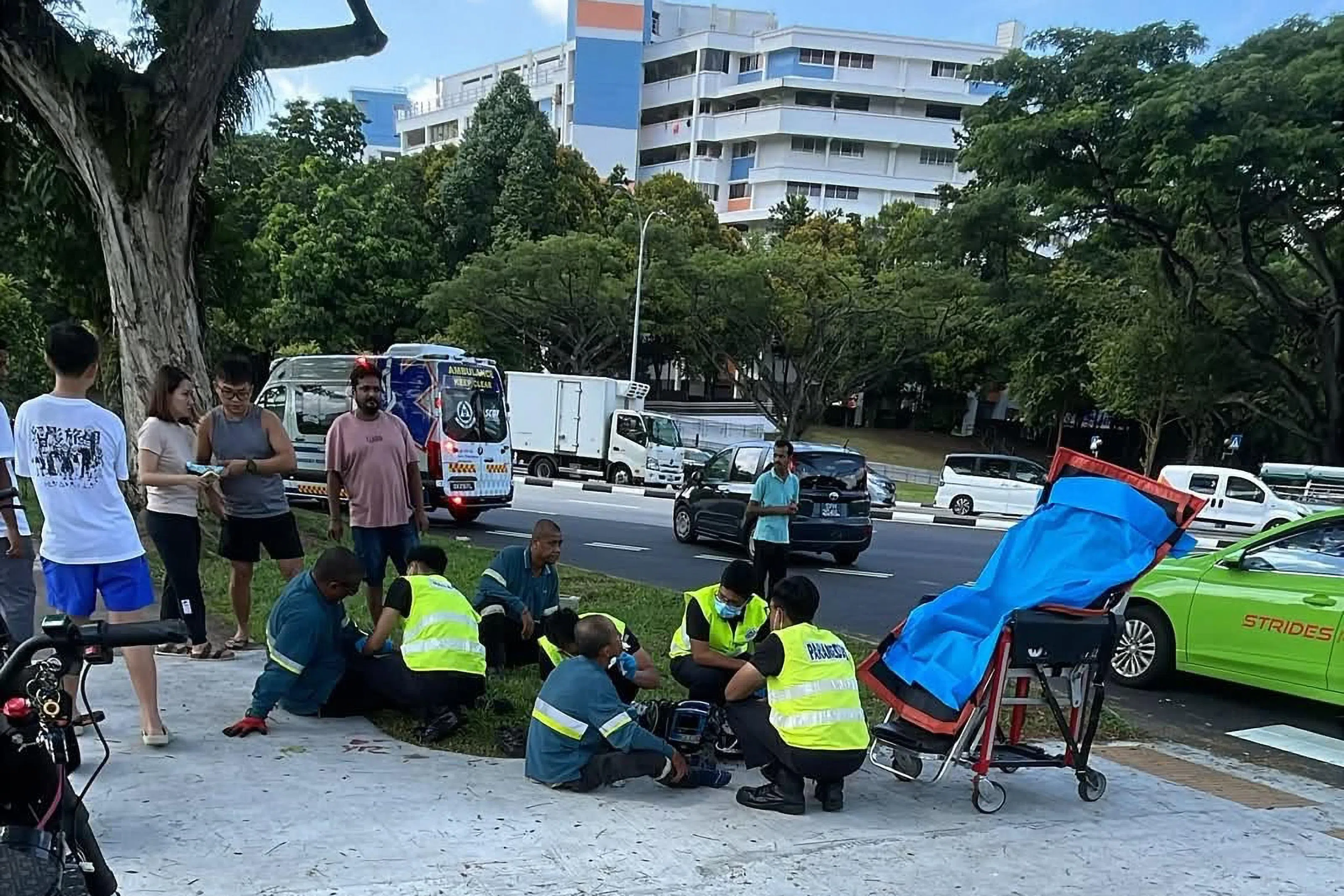 救护人员正为伤者提供协助，现场吸引不少公众驻足围观。（取自脸书页面Complaint Singapore）