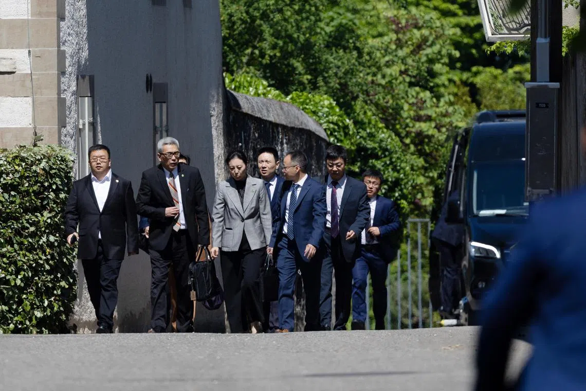 参加中美经贸高层会谈的中国代表团成员，离开会谈地点。（路透社）