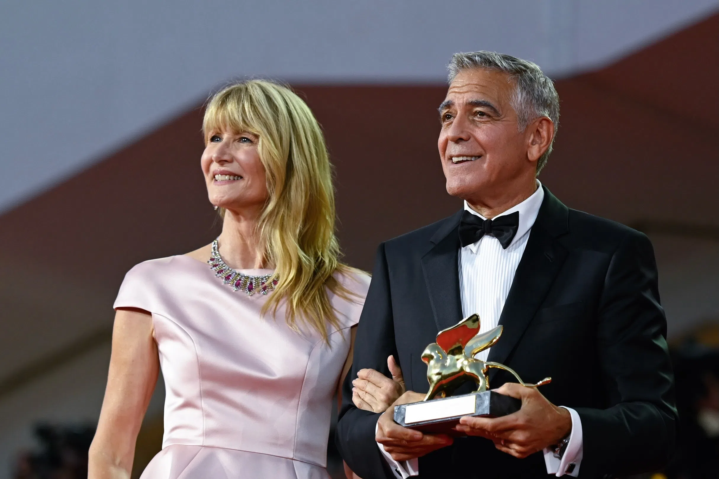 George Clooney（右）的好友Laura Dern为他颁奖。（取自威尼斯影展IG）
