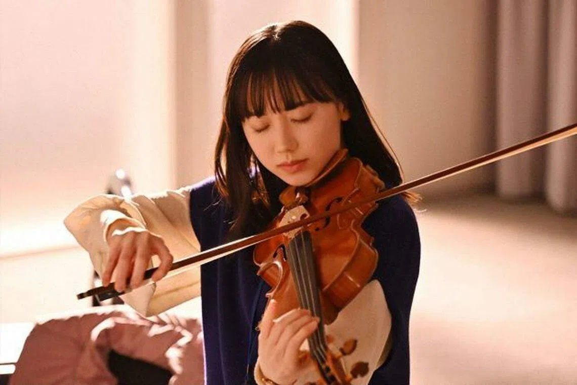 国民童星芦田爱菜长大后演技依然精湛，饰演热爱音乐的小提琴手。（互联网）