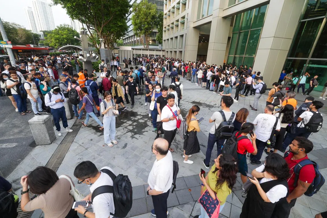 东西线部分列车服务中断，波那维斯达站出口外的接驳巴士站排起长龙。（蔡家增摄）
