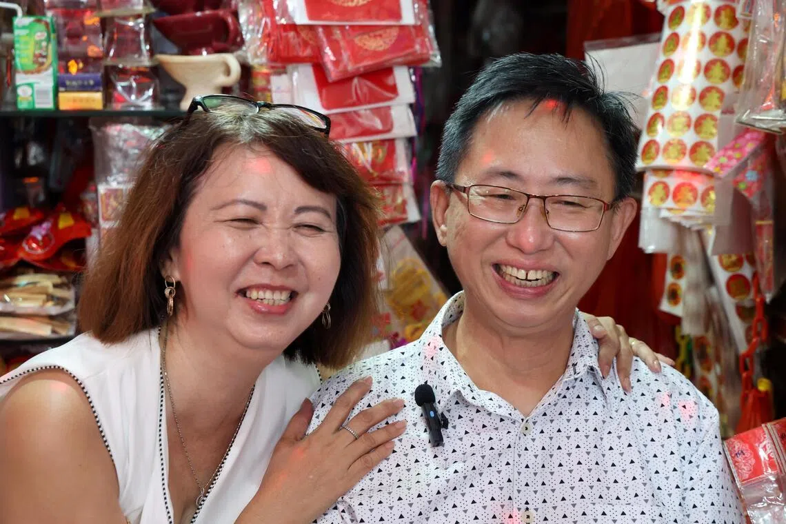 詹维宏（右）希望以自己的爱情故事提醒新人，缘分得来不易，伴侣之间要坦诚沟通，学会接纳彼此的优缺点。（梁麒麟摄）