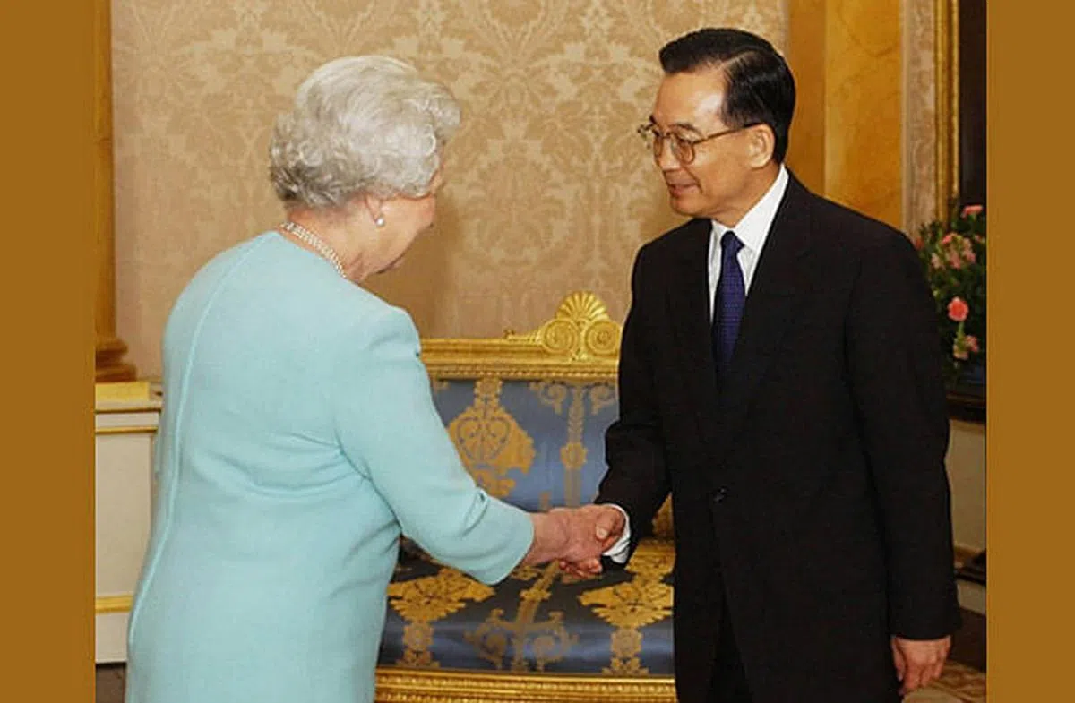 2004年5月11日，英国女王伊丽莎白二世在白金汉宫会见了正在伦敦进行正式访问的中国前总理温家宝。（互联网）