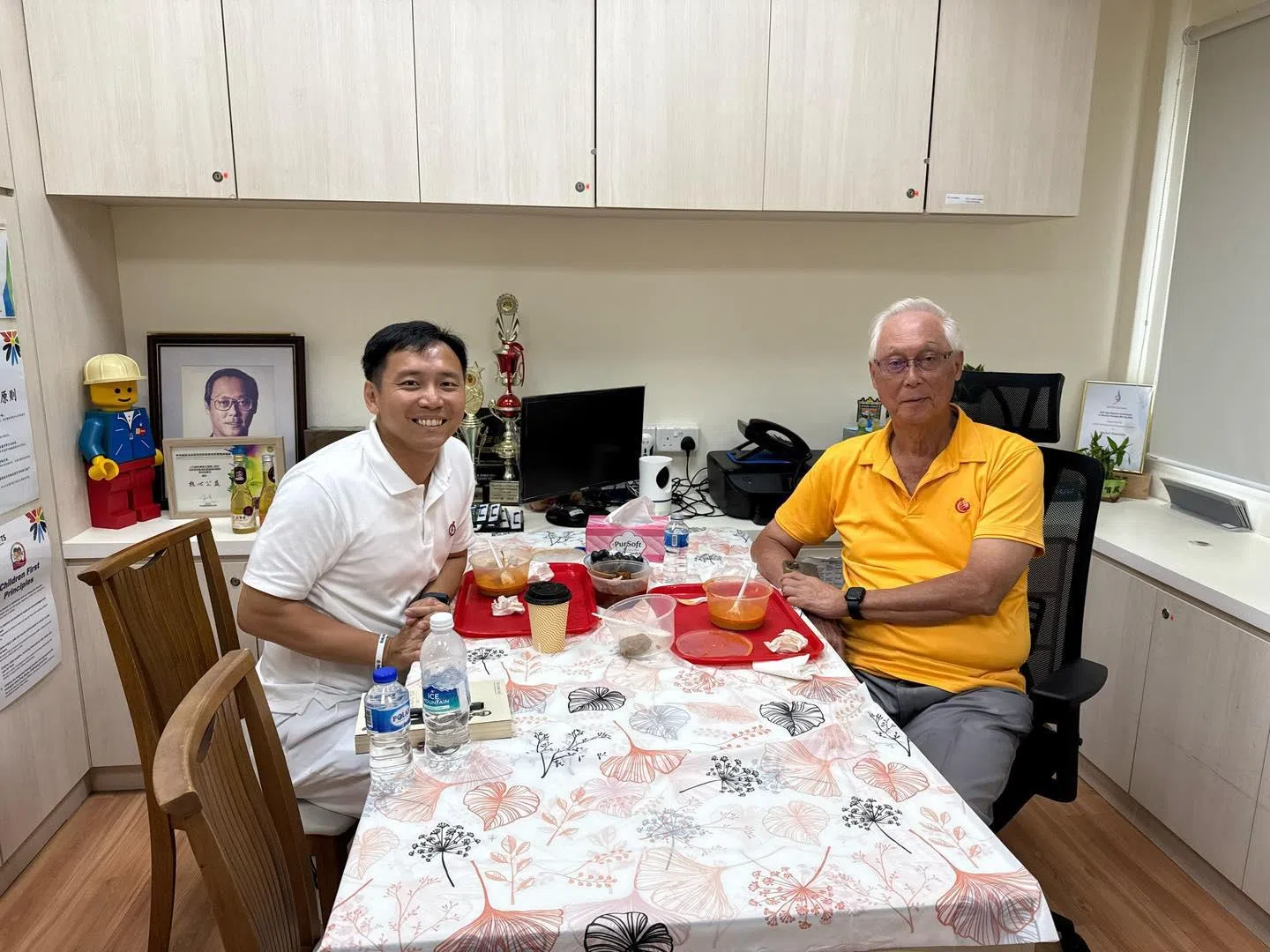 吴培铭（左）说，吴作栋（右）的指导让他受益良多。（吴作栋脸书）