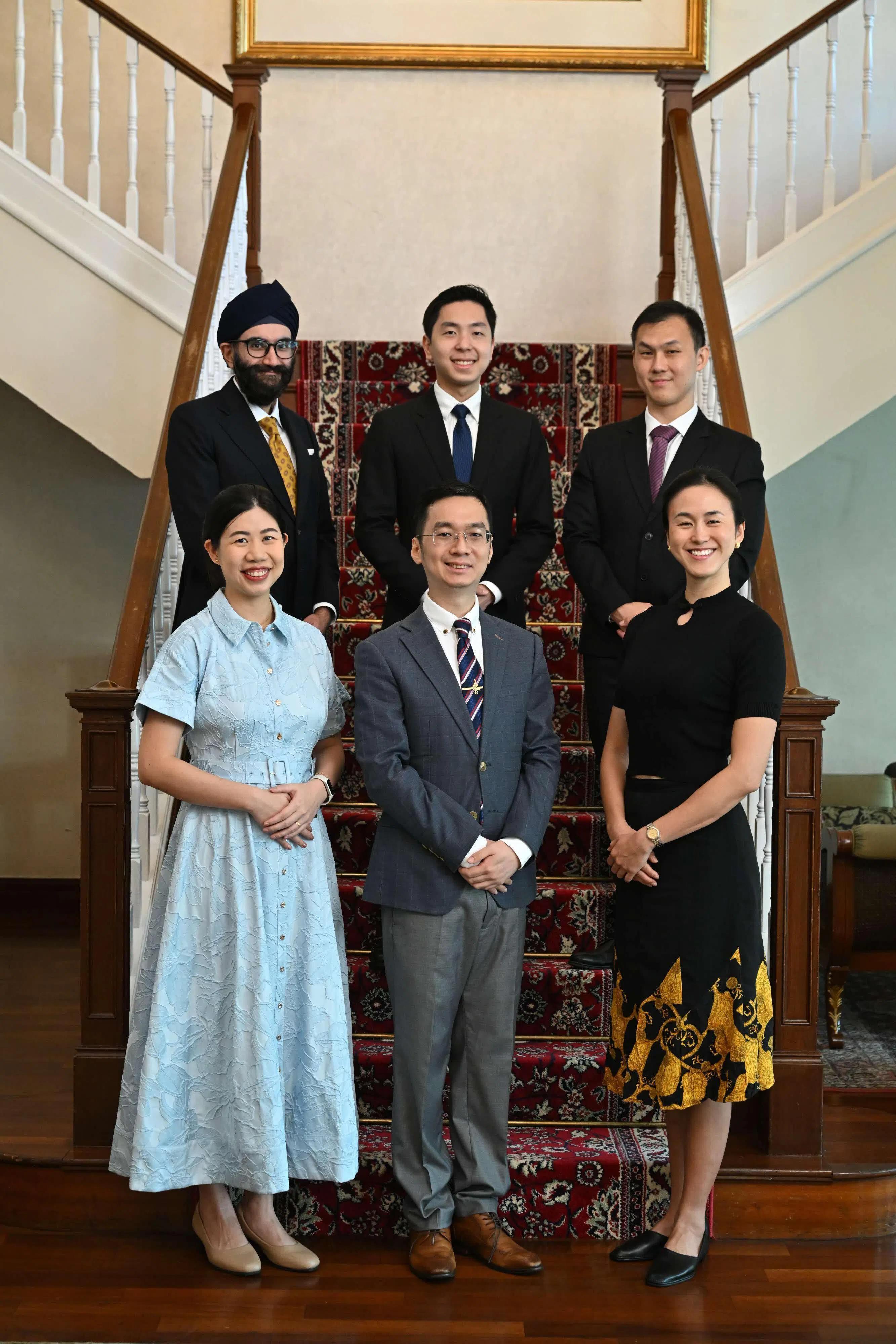 今年的李光耀奖学金得主是外交官纳夫乔特（Navjote Singh Sachdev）、最高法院助理主簿钟富山、国立大学医院急诊医学高级顾问医生邹炜彬（上排从左到右）。曾任职数码发展及新闻部创新及转型处副处长的萧素玲、作曲家及音乐教育工作者王辰威以及运动员柯婷文（下排从左到右）。（公共服务署提供）
