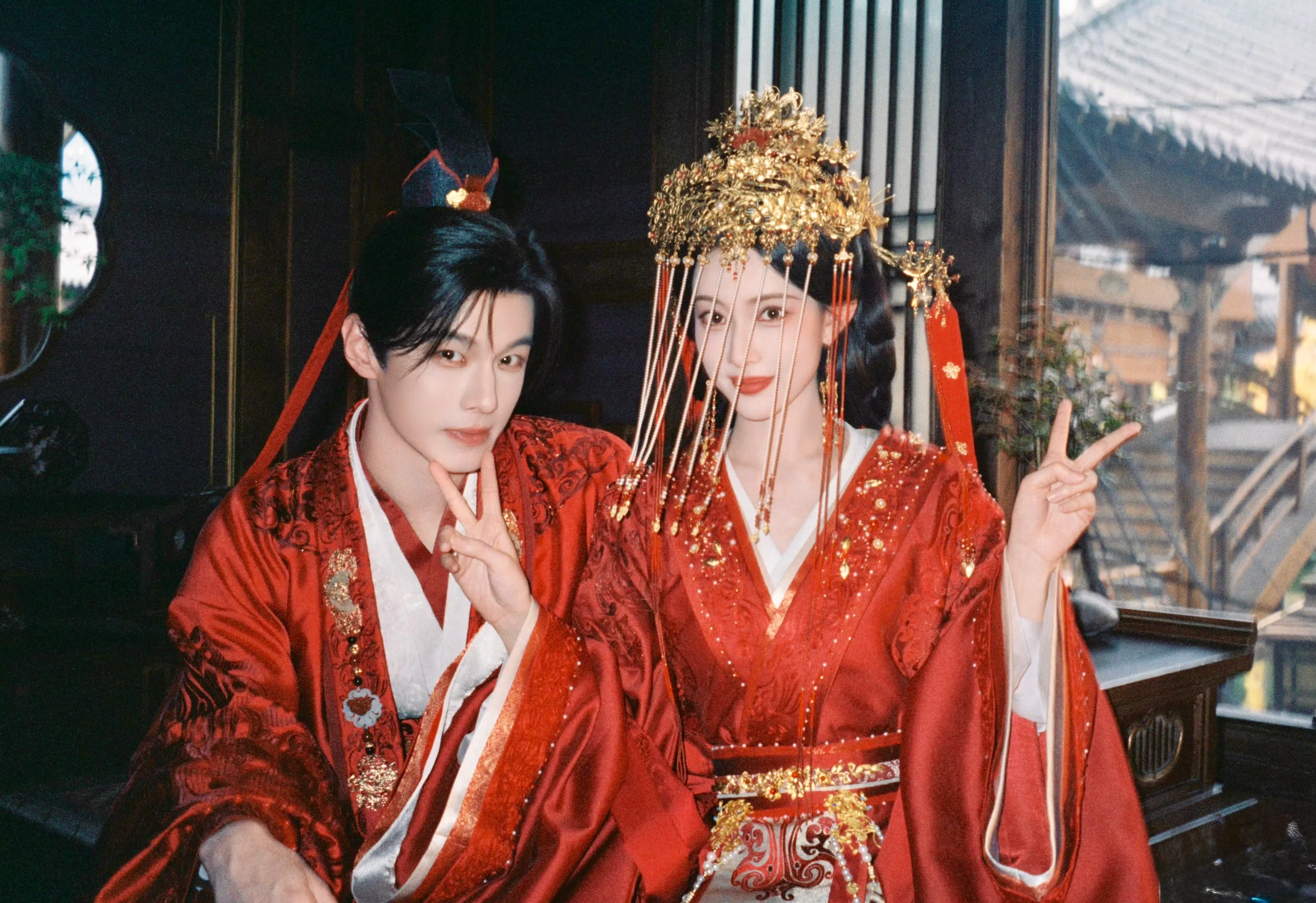 何与（左）透露，孟子义为贴近角色，在拍摄《百花杀》时冷冷的、淡淡的，跟平时的她很不一样。（取自艺人微博）