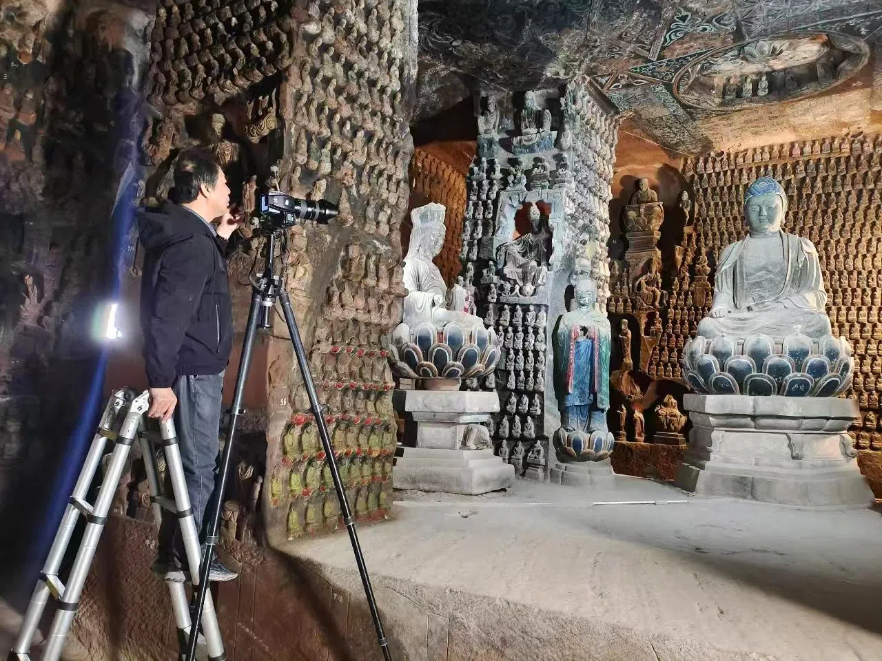 敦煌研究院保护研究部原部长、研究员吴健在洞窑工作。（敦煌研究院提供）