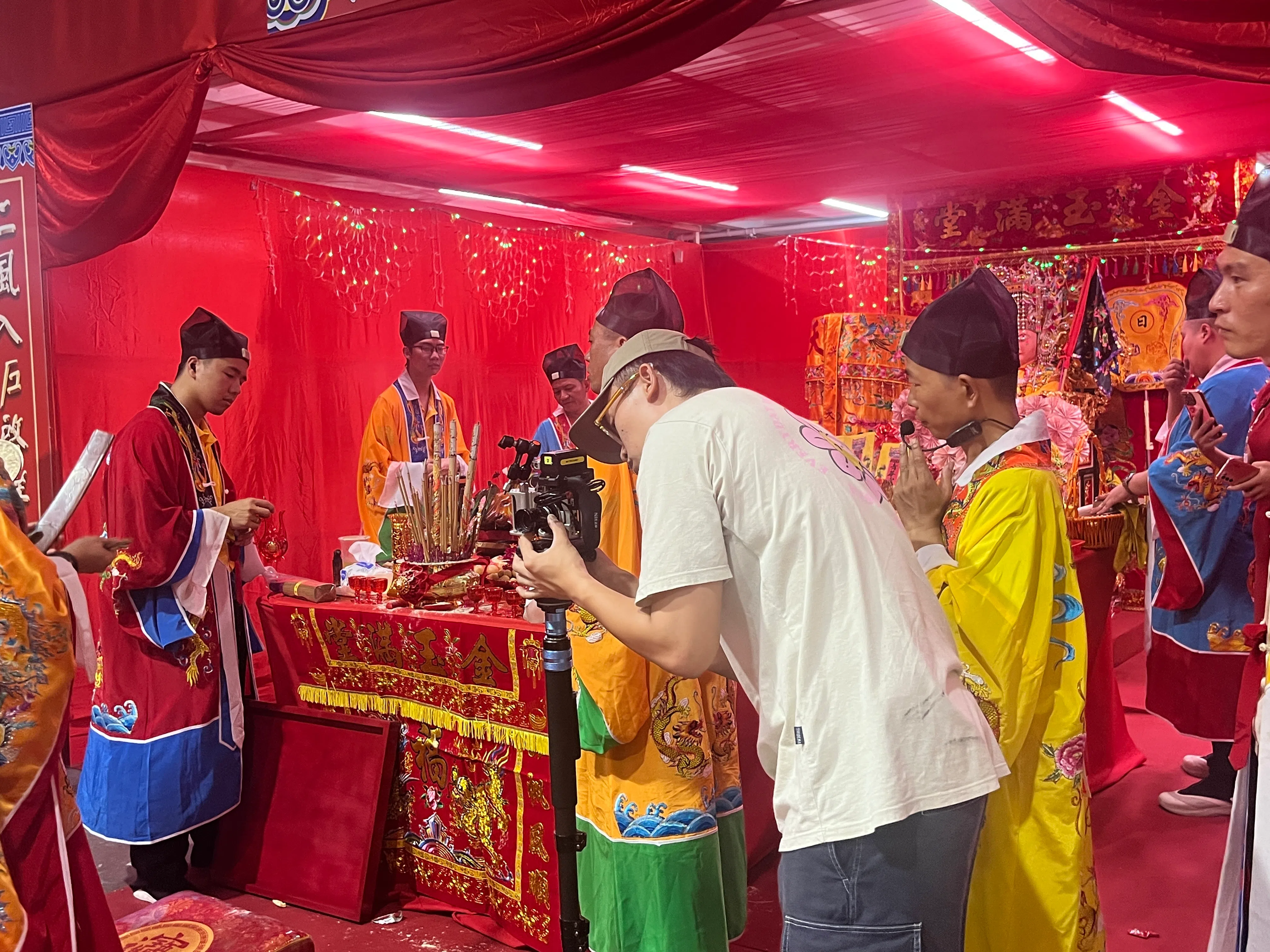 李家裕跟拍兴安天后宫百年庆妈祖巡礼，记录沿途的仪式与信众活动。（受访者提供）