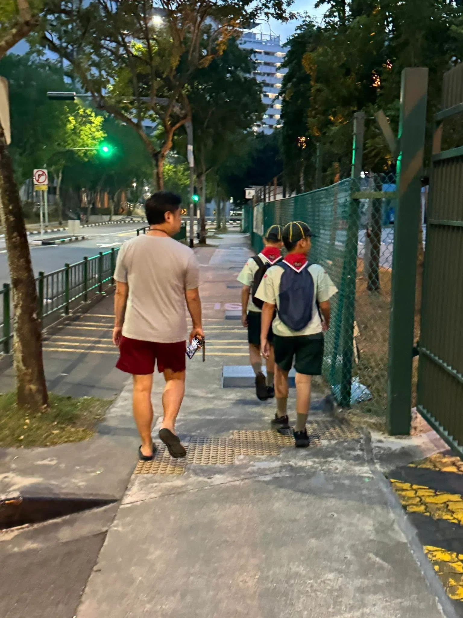 陈明真用照片记录老公季忠平和儿子在新加坡生活的身影。（取自陈明真脸书）