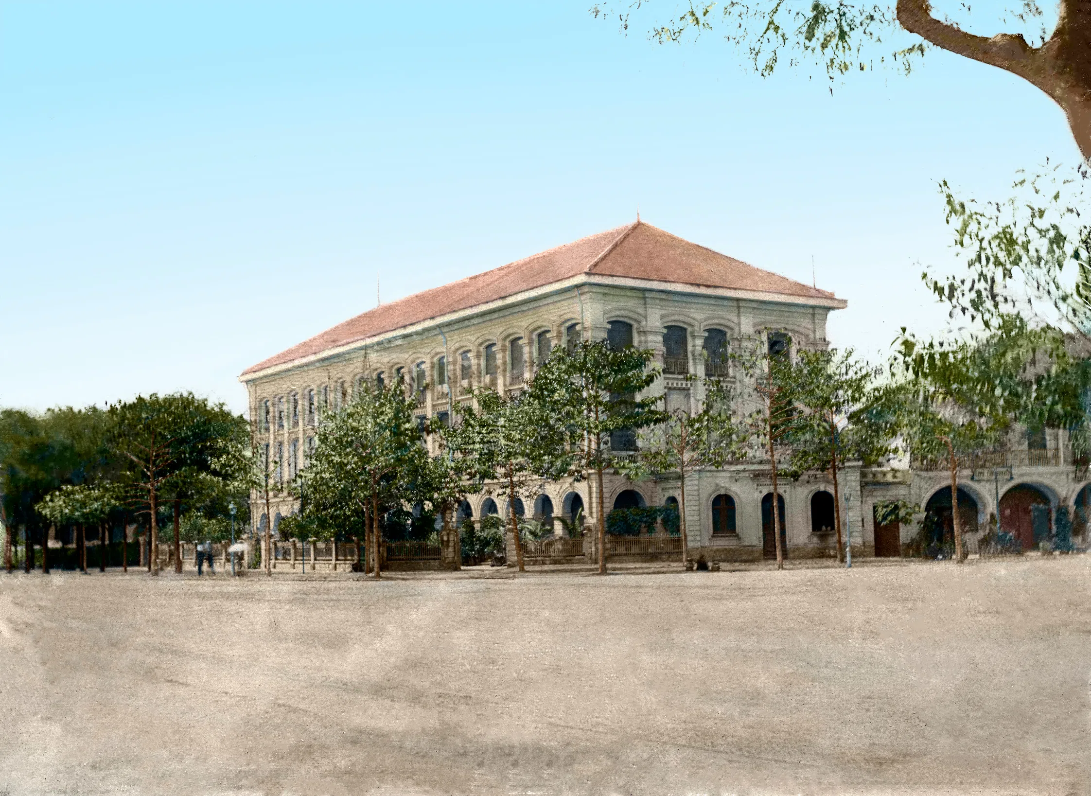 1890年代，加冷河畔的西式大型建筑。（徐宗懋图文馆）