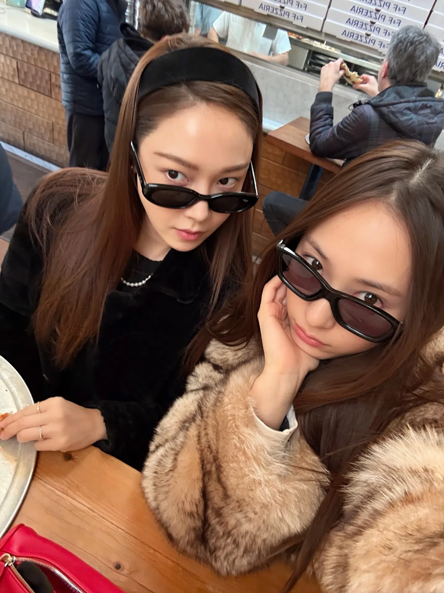 郑秀妍（左）与妹妹郑秀晶感情深厚，不时会在社媒上分享姐妹俩的日常生活照。（取自郑秀妍IG）