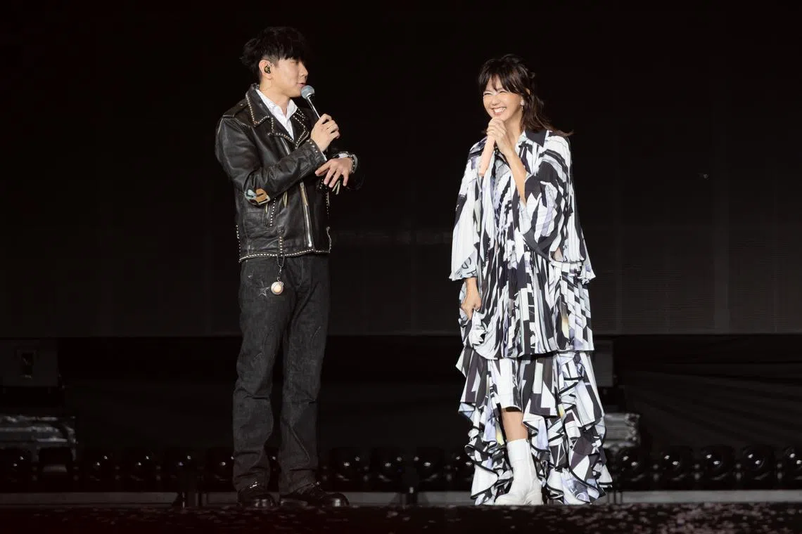 本地著名歌手林俊杰、孙燕姿在出道之前，都曾受过新谣元老的歌唱指导！林俊杰曾参加许环良创办的“海碟音乐”歌手训练班；孙燕姿则是李偲菘、李伟菘的学生。