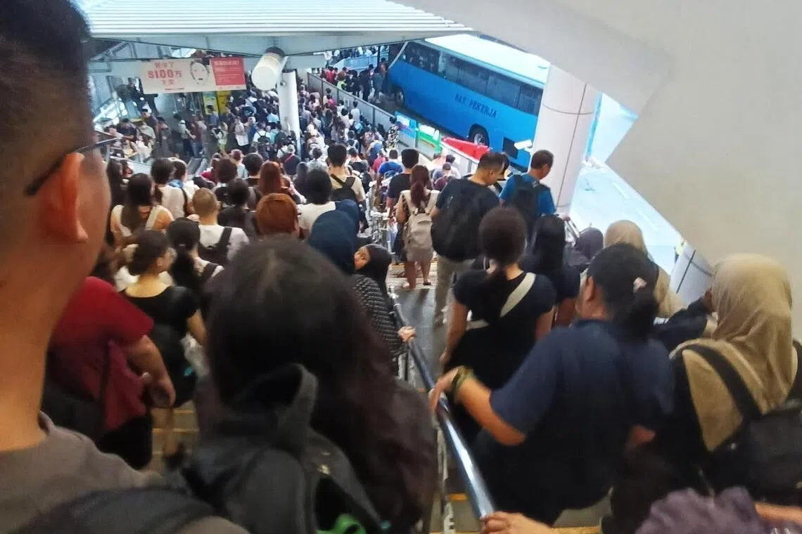 根据网民贴文，早上7时20分左右，兀兰关卡排队等候巴士的乘客已经挤到距离乘车点约50米处的楼梯上。（取自脸书）
