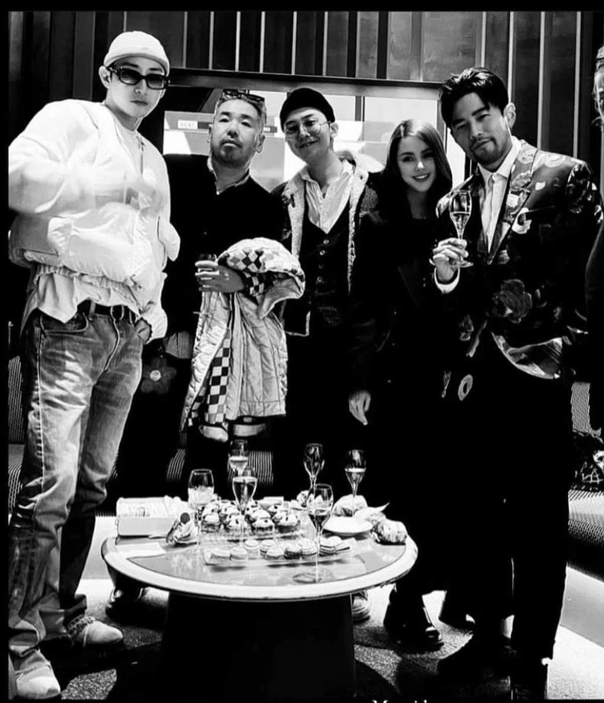 周杰伦夫妇与韩星G-Dragon（中）及李洙赫（左1）。（截自艺人Instagram）
