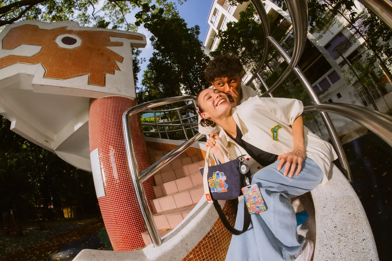 Sesame Street X Andre Tan系列以龙头游乐场为背景拍摄，将新加坡元素与街头潮流融合。（品牌提供）