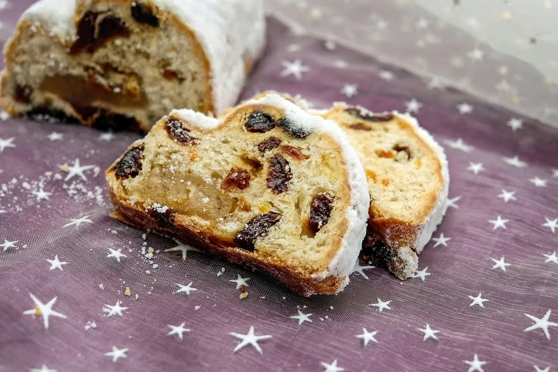 史多伦（Stollen）表面，有厚厚的雪白糖粉。（pixabay图）