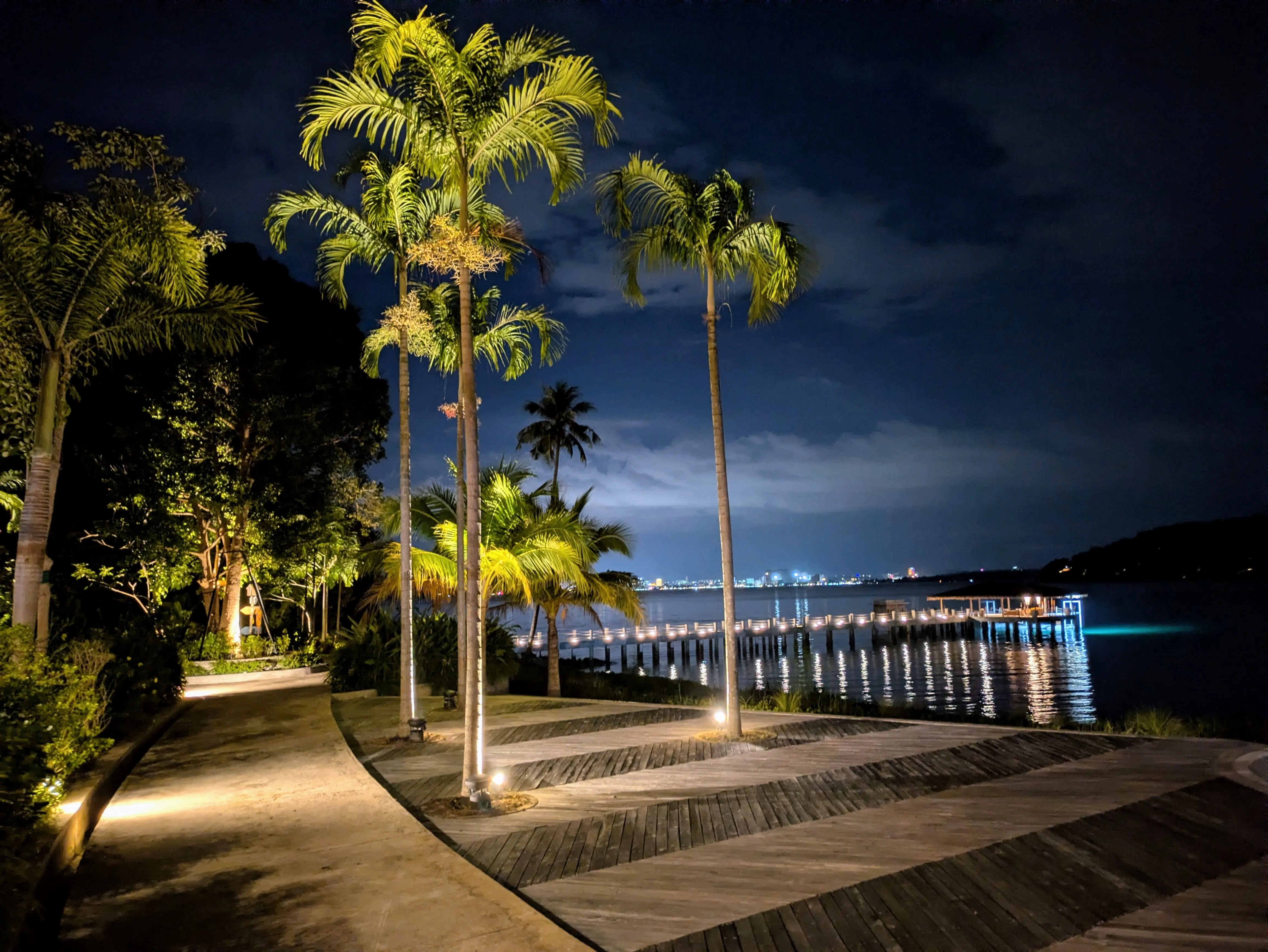 入夜的竹岛，对岸西港的灯火在海平线尽头闪烁。（黄匡宁摄）