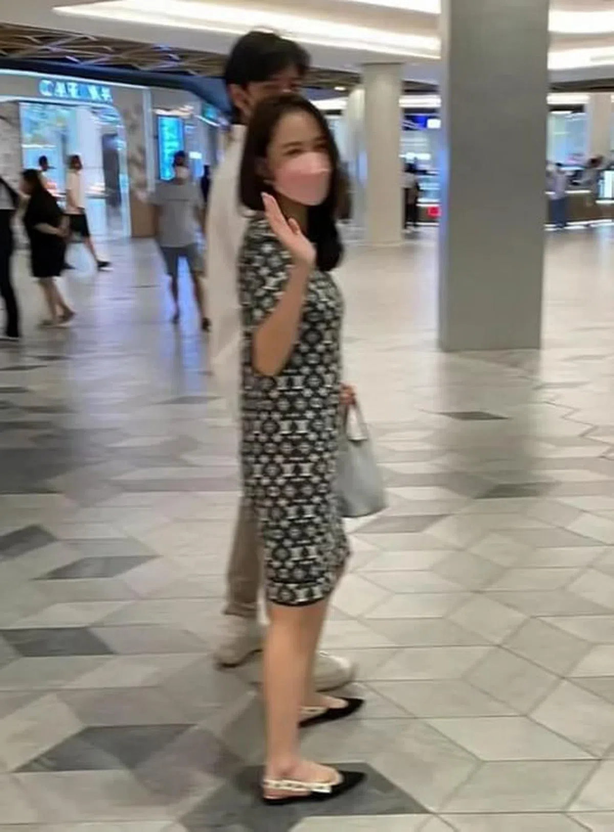 陈乔恩被拍到和老公在新山逛商场。（互联网）