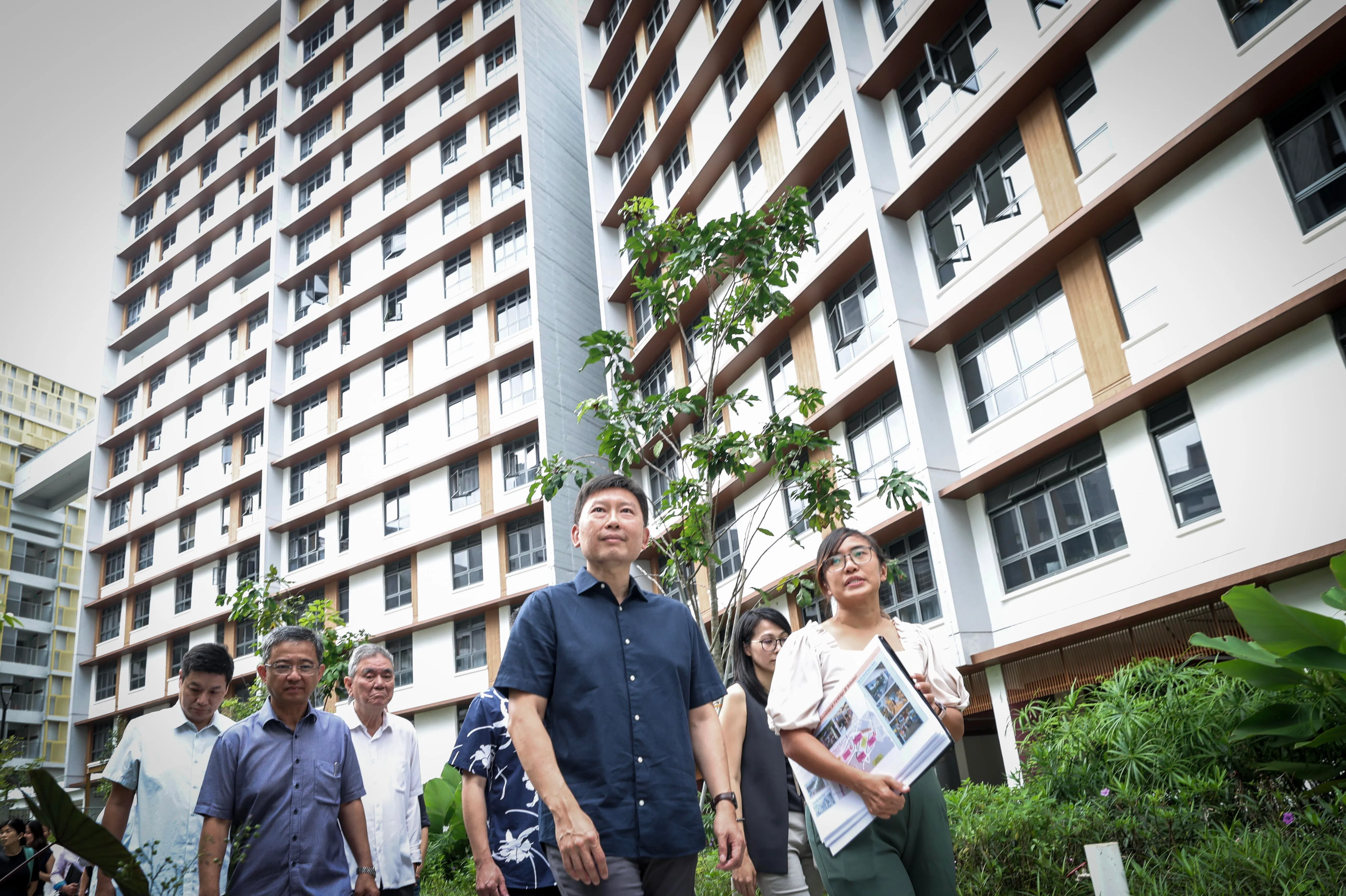 国家发展部长徐芳达（中）1月8日在建屋局高级工程师梅佩玲（右一）等陪同下，参观比达达利ParkEdge项目，并接受媒体联访。（郑一鸣摄）