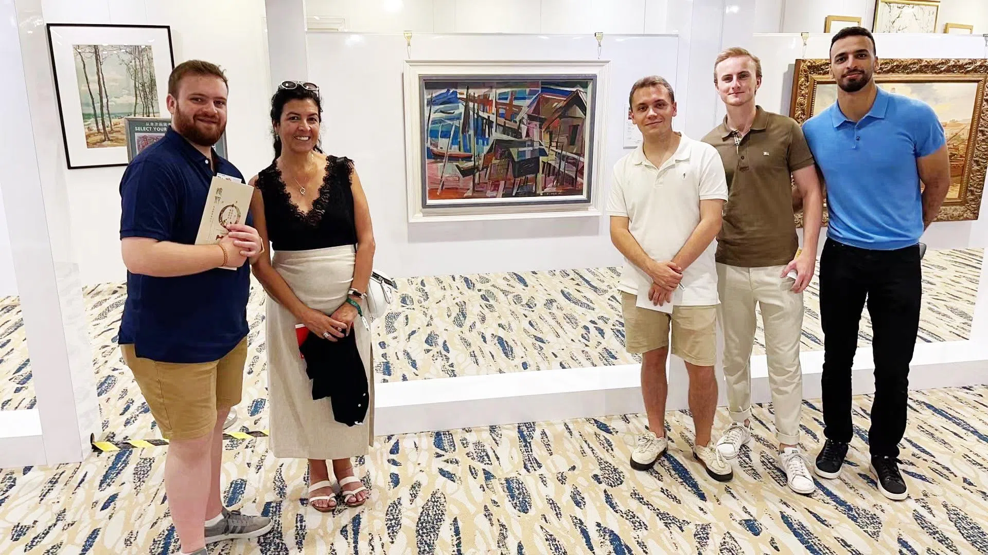 “狮城美术·百年光华”特展吸引不少外籍人士观展。（秋斋提供）
