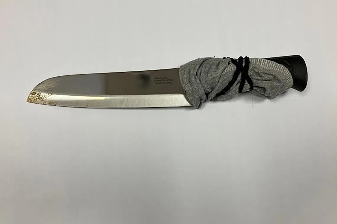 被告干案前用布裹着刀柄，避免留下指纹。（警方提供）