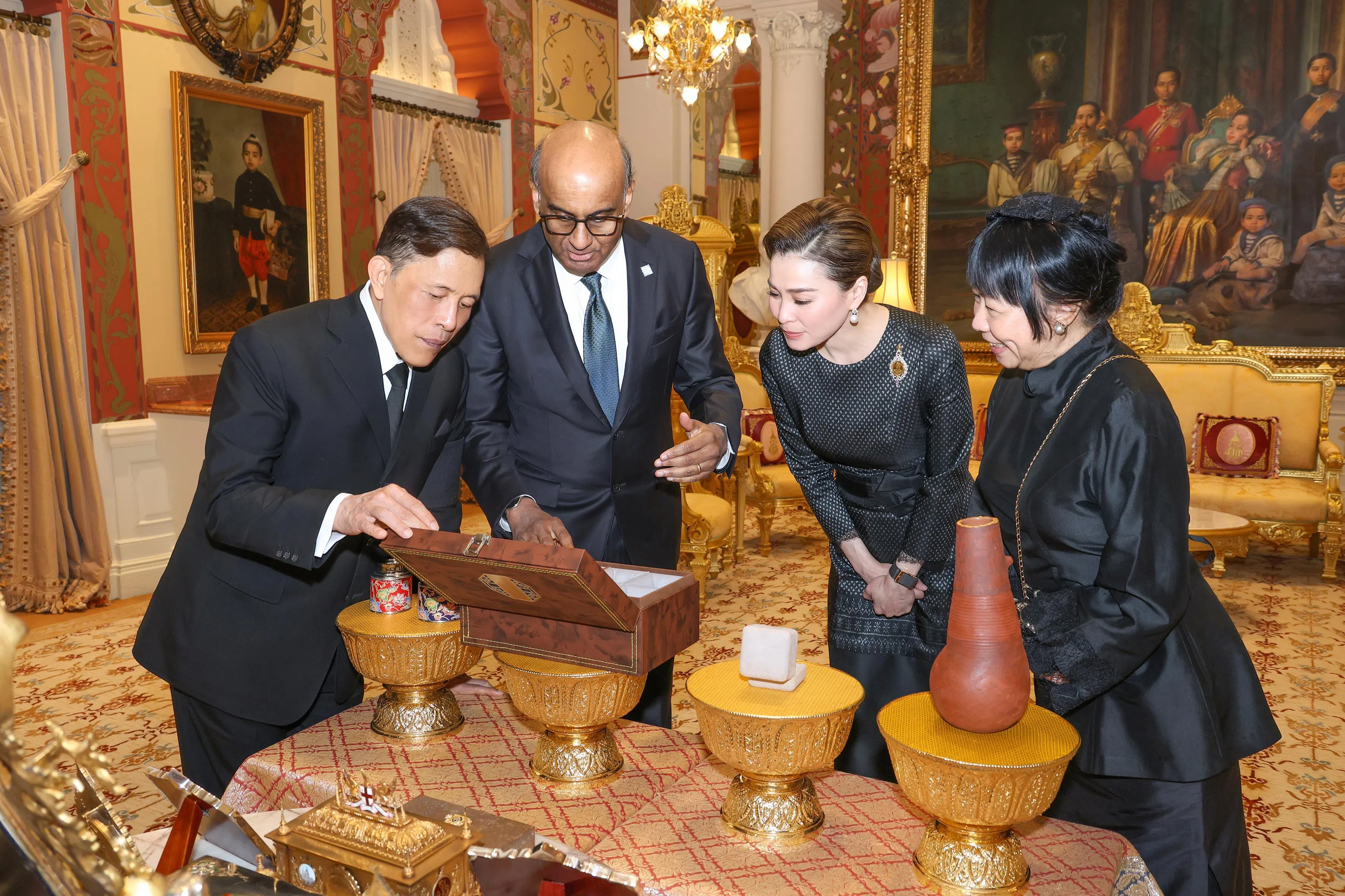 尚达曼总统（左二）与夫人珍一藤木（右一），向泰王哇集拉隆功（左一）和王后素提达（右二）介绍一套由新加坡陶艺匠制作的茶具。（泰国王室事务局提供）